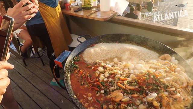 ОЧЕНЬ много морепродуктов в одном блюде! 🦑🦞🦐 смотреть онлайн