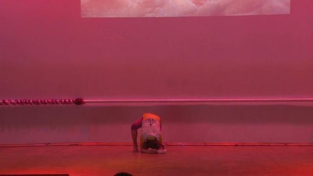 Акробатический танец. Остроухова Диана. Новогоднее шоу 2015г. смотреть онлайн