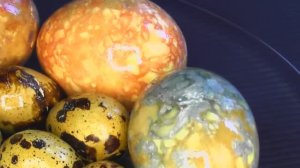 Мраморные яйца на Пасху. Как покрасить яйца в куркуме. Мраморные яйца натуральными средствами.