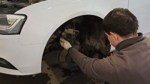 AUDI А4 B8 ЗАМЕНА ПЕРЕДНИХ ТОРМОЗНЫХ КОЛОДОК