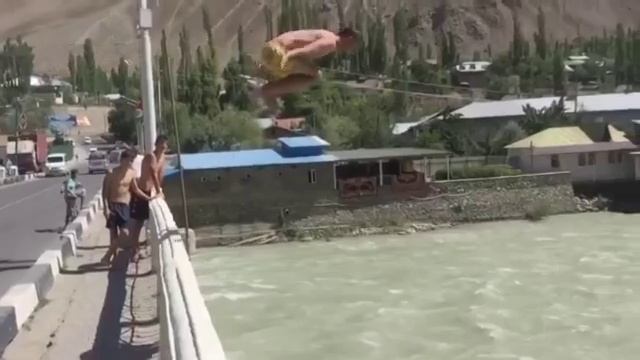 Это Памир , железный парни прыгают прямо в реку. پامر смотреть онлайн