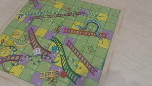 Настольная игра "Змеи и лестницы"