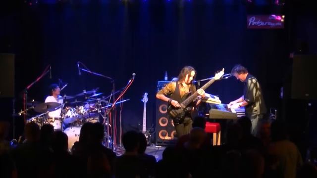 Trouble, from Casa Mendoza performed by Marco Mendoza Trio смотреть онлайн