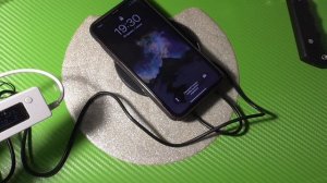 Беспроводное зарядное устройство для смартфона.