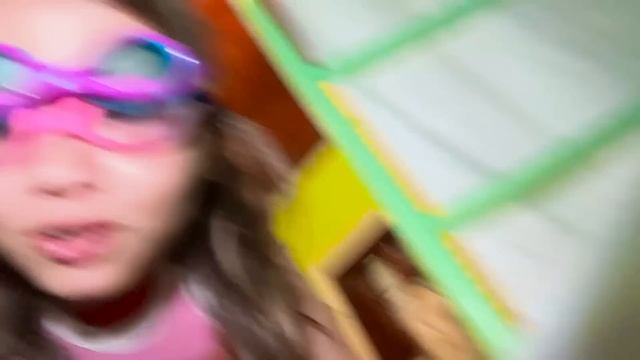 Живем в самой маленькой комнате в четвером смотреть онлайн