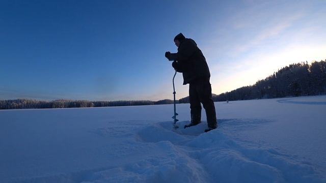 ВЫЖИВАНИЕ В -32° СМЕРТЕЛЬНЫЙ МОРОЗ. ЛЮТАЯ РЫБАЛКА В КАРЕЛИИ #рыбалка смотреть онлайн