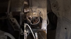 Откручиваем болт коленвала x-trail