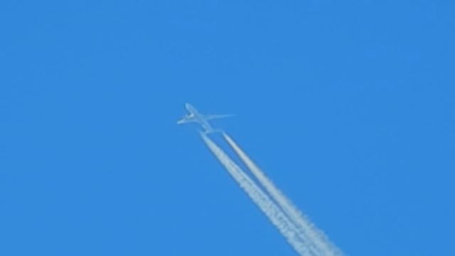 Пассажирский самолёт летит в ясном небе на высоте 10000 метров airplane. смотреть онлайн