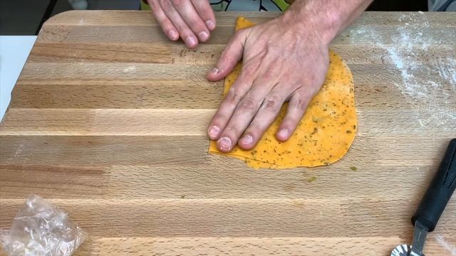 Чипсы с начинкой "Жгучий пармезан". Закуска к красному сухому вину или пиву. Рецепт. смотреть онлайн