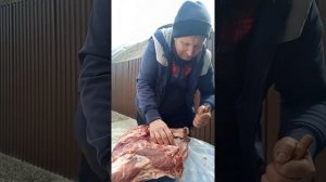 обвалка передней части мяса свинины