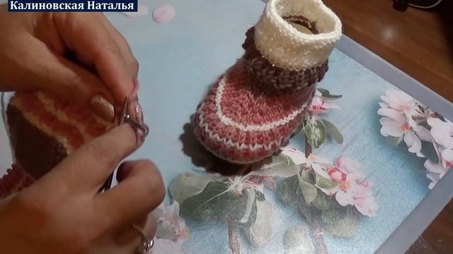Черевички вяжем спицами.