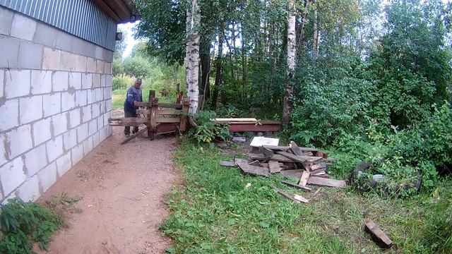 Сергей Тимофеев из Дурово тащит дрова к себе на участок. смотреть онлайн