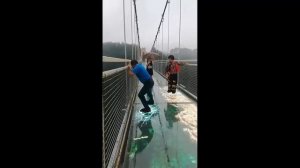Стеклянный мост рушится под ногами. Самый страшный мост в Китае.