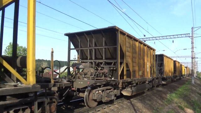 Тепловоз 2ТЭ10М-2253 с хоппер-дозаторной вертушкой смотреть онлайн