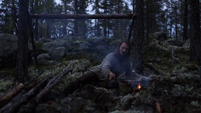 Создание приюта в лесу, лодка по реке, шкура оленя, мясо, навес смотреть онлайн