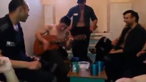 Цыган поёт от души в цурме