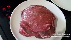 Жарим шницель из мраморной говядины на сковороде гриль