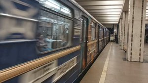 Тематический поезд Олег Табаков прибывает на станцию Свиблово.