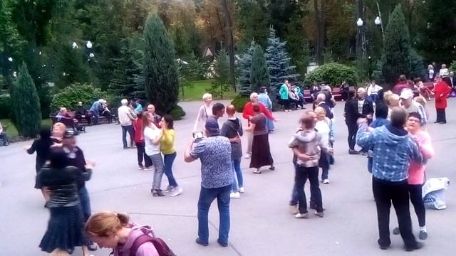 15. Наверно выдумали мы. Танцы в парке горького Харьков. Танцуем ретро танцы под ретро музыку.