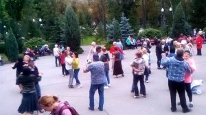 15. Наверно выдумали мы. Танцы в парке горького Харьков. Танцуем ретро танцы под ретро музыку.