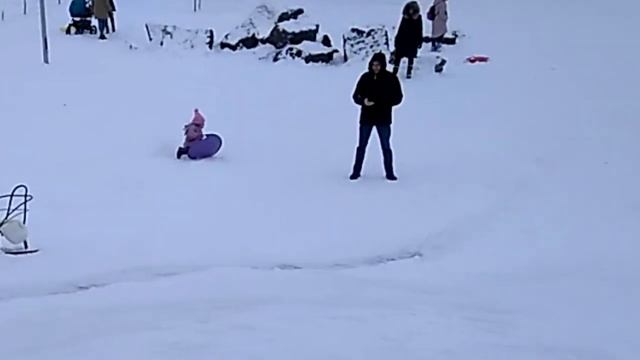 Зима. Счастливые Дети Катаются! Видео для позитивного настроения - зима, горка, санки и снег