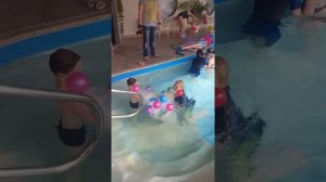 Как научить ребенка плавать и нырять...
Андрей Самойлик в бассейне на тренировке