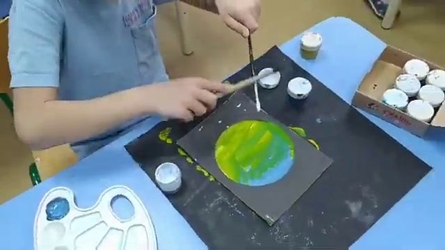Ребята из группы "Солнечные зайчики" рисуют космос. смотреть онлайн