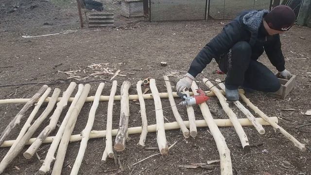 Забор из дров за копейки своими руками.