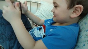 Рустам играет в "Привет, сосед". Интересно, с какого раза он пройдёт уровень? ?