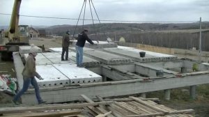 Укладка бетонных плит перекрытия на фундамент. Строим ДОМ сами.