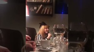 Алла Пугачева поет на "Дне желтых цветов" песню "Где нибудь, как нибудь"