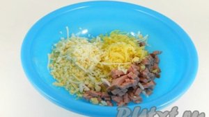 Салат с фасолью, сыром и помидорами