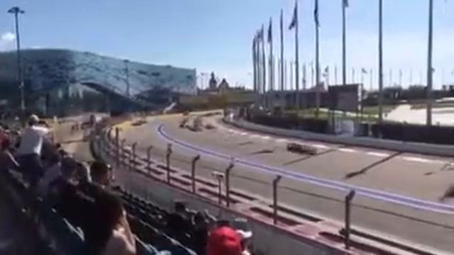 Мазепин с японцем Нобухару Мацусита вылетели с трассы и врезались в заграждение.