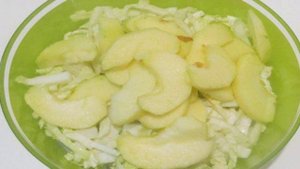 Салат из пекинской капусты и яблоком