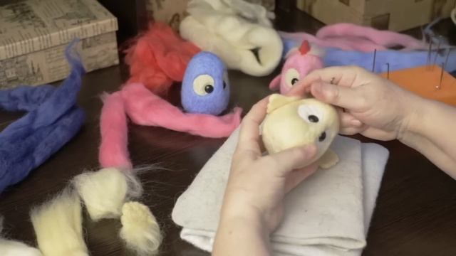 Мастер-класс по сухому валянию из шерсти, для начинающих. Как сделать пушистых, разноцветных цыплят смотреть онлайн