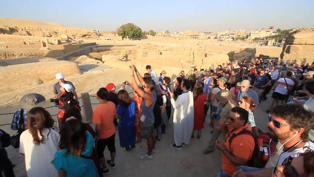 Сфинкс и люди вокруг него. Плато Гиза. Каир смотреть онлайн