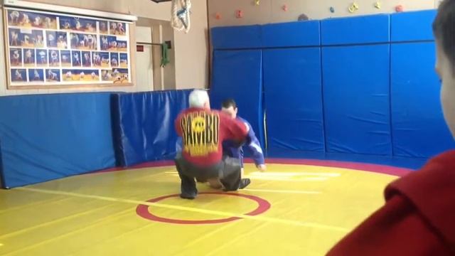 Рычаг локтя против противника на коленях смотреть онлайн