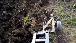 Осенняя пахота двухкорпусным плугом. Самодельный минитрактор из мотоблока.