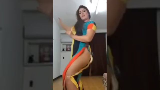 Девушка с пышными формами танцует