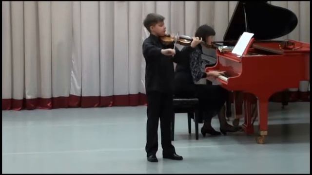 Играет Александр Папушев