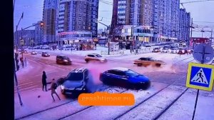 В Екатеринбурге автомобиль после столкновения отбросило на пешеходов