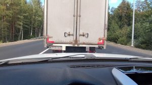 Камень прилетел в лобовое стекло