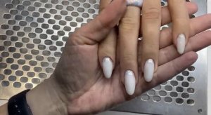 Нежный маникюр с блёстками