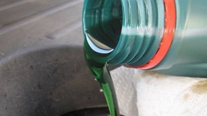 Зачем моторное масло красят в зеленый цвет?