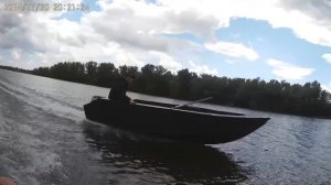 Лодка из полиэтилена (ПНД.)4200 Boat from polythelene (HDPE) on the river don.
