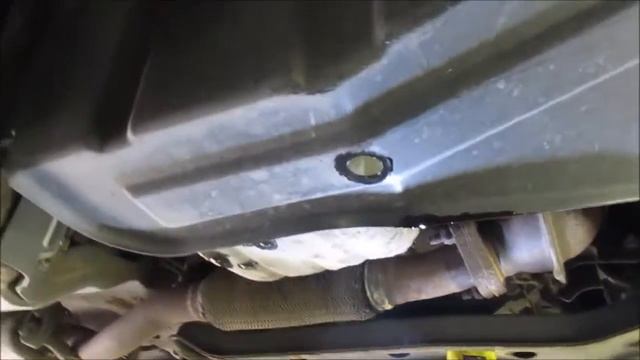 Hyundai Matrix 2008 1.6 auto oil and oil filter removal and replacement смотреть онлайн