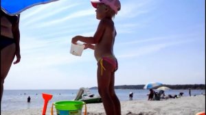 Смешная малышка танцует на пляже / Funny baby dancing on the beach