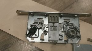 Как перевернуть язычок замка "vantage accessory" в двери из Леруа Мерлен.