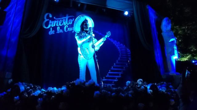 Ernesto de la Cruz Full Song "Remember Me" and tells jokes - DCA Oogie Boogie Bash Coco смотреть онлайн