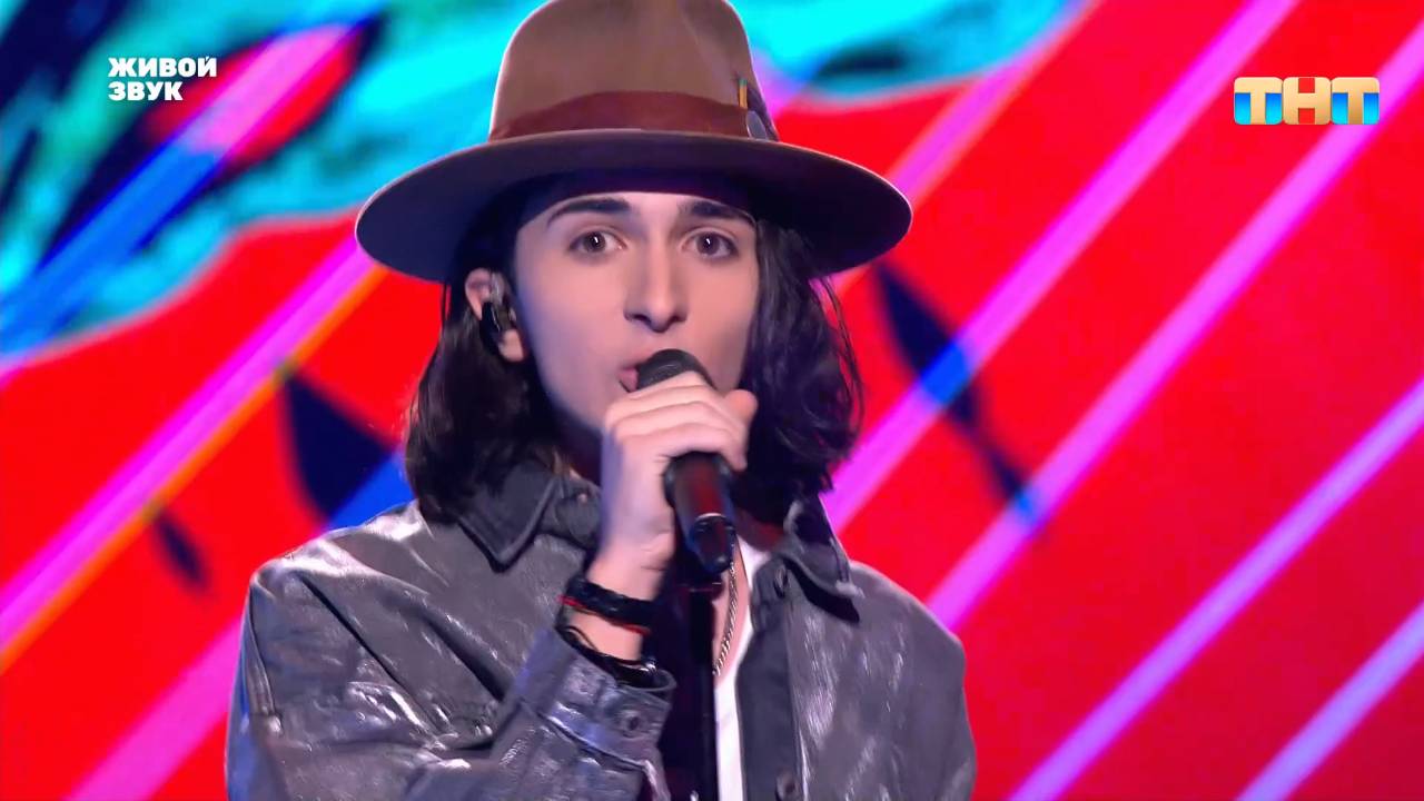 Габриэль Александров спел «Он тебя целует» и упал со сцены